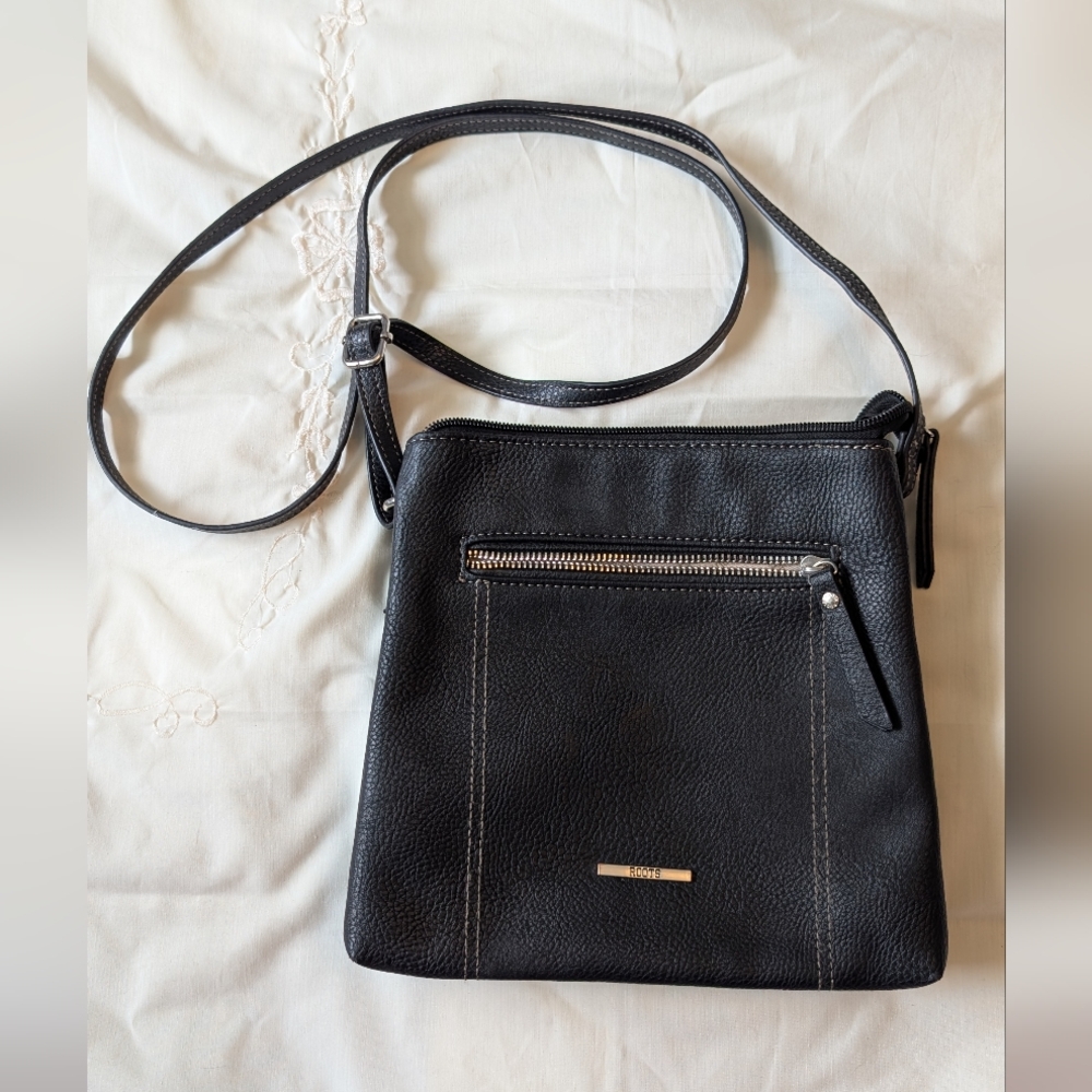 Roots Black Leather Crossbody Bag with Front Zip Pocket EUC